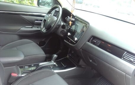 Mitsubishi Outlander III рестайлинг 3, 2021 год, 2 100 000 рублей, 7 фотография