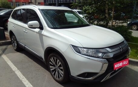 Mitsubishi Outlander III рестайлинг 3, 2021 год, 2 100 000 рублей, 2 фотография