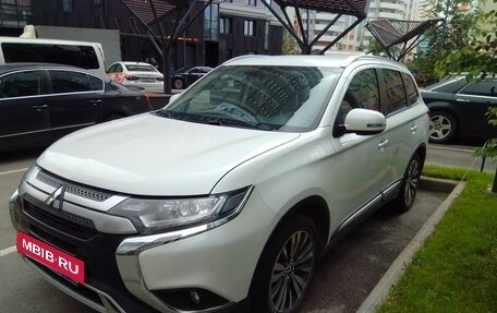 Mitsubishi Outlander III рестайлинг 3, 2021 год, 2 100 000 рублей, 3 фотография