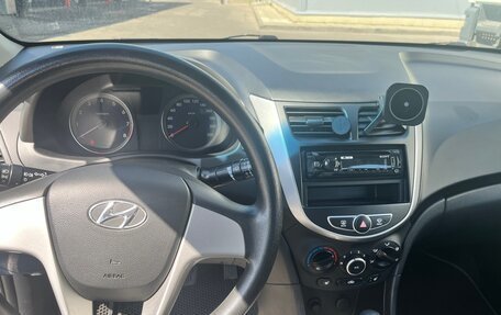 Hyundai Solaris II рестайлинг, 2013 год, 1 000 000 рублей, 12 фотография