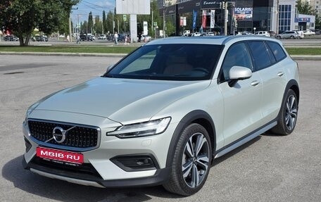 Volvo V60 Cross Country II, 2020 год, 4 700 000 рублей, 1 фотография