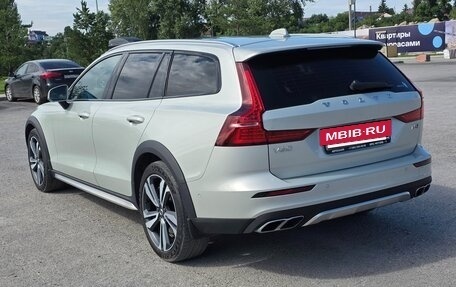 Volvo V60 Cross Country II, 2020 год, 4 700 000 рублей, 5 фотография