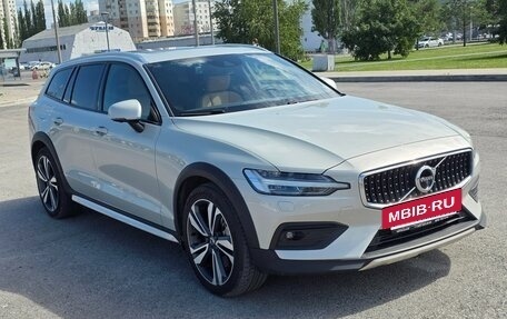 Volvo V60 Cross Country II, 2020 год, 4 700 000 рублей, 3 фотография