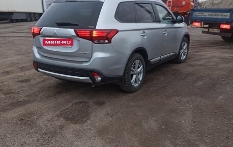 Mitsubishi Outlander III рестайлинг 3, 2017 год, 2 000 000 рублей, 9 фотография