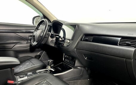 Mitsubishi Outlander III рестайлинг 3, 2021 год, 2 100 000 рублей, 12 фотография