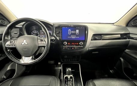 Mitsubishi Outlander III рестайлинг 3, 2021 год, 2 100 000 рублей, 13 фотография