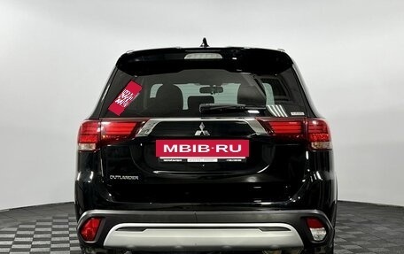 Mitsubishi Outlander III рестайлинг 3, 2021 год, 2 100 000 рублей, 7 фотография