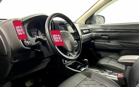 Mitsubishi Outlander III рестайлинг 3, 2021 год, 2 100 000 рублей, 10 фотография