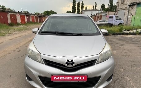Toyota Yaris III рестайлинг, 2012 год, 1 100 000 рублей, 1 фотография