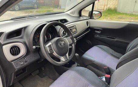 Toyota Yaris III рестайлинг, 2012 год, 1 100 000 рублей, 13 фотография