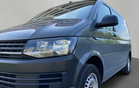Volkswagen Caravelle T6 рестайлинг, 2019 год, 2 650 000 рублей, 2 фотография