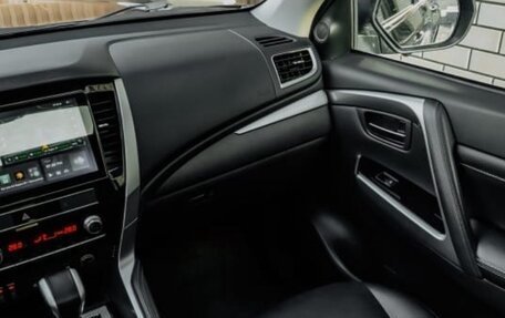 Mitsubishi Pajero Sport III рестайлинг, 2020 год, 4 000 000 рублей, 13 фотография