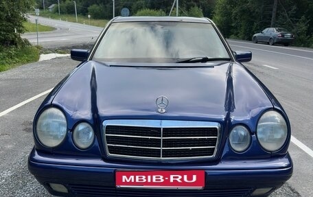 Mercedes-Benz E-Класс, 1996 год, 320 000 рублей, 1 фотография