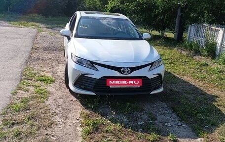 Toyota Camry, 2022 год, 3 450 000 рублей, 2 фотография