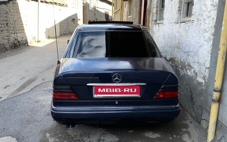 Mercedes-Benz E-Класс, 1995 год, 600 000 рублей, 3 фотография