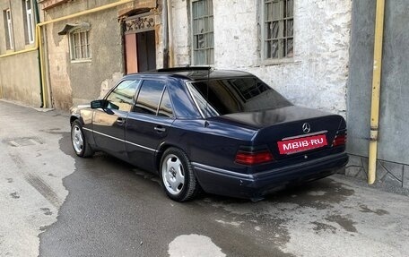 Mercedes-Benz E-Класс, 1995 год, 600 000 рублей, 4 фотография