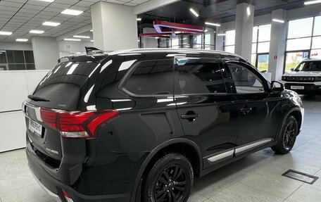 Mitsubishi Outlander III рестайлинг 3, 2018 год, 2 100 000 рублей, 3 фотография
