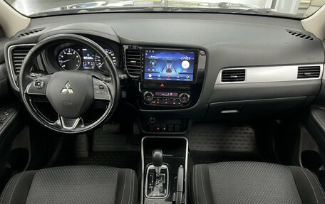 Mitsubishi Outlander III рестайлинг 3, 2018 год, 2 100 000 рублей, 14 фотография