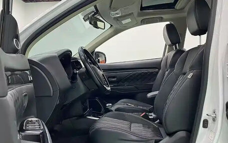 Mitsubishi Outlander III рестайлинг 3, 2022 год, 1 632 000 рублей, 7 фотография
