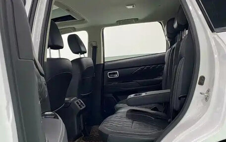 Mitsubishi Outlander III рестайлинг 3, 2022 год, 1 632 000 рублей, 9 фотография
