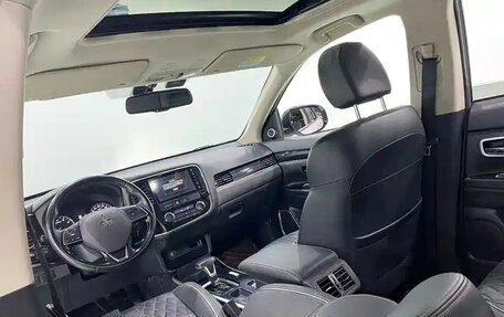 Mitsubishi Outlander III рестайлинг 3, 2022 год, 1 632 000 рублей, 8 фотография