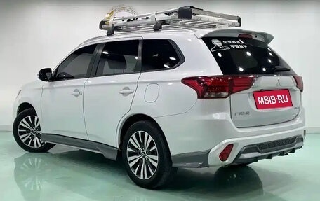 Mitsubishi Outlander III рестайлинг 3, 2022 год, 1 632 000 рублей, 4 фотография