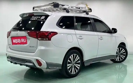 Mitsubishi Outlander III рестайлинг 3, 2022 год, 1 632 000 рублей, 6 фотография