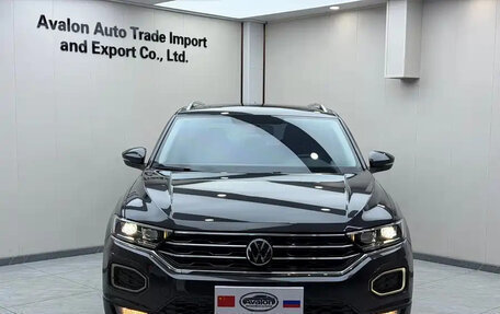 Volkswagen T-Roc I, 2023 год, 1 390 000 рублей, 2 фотография