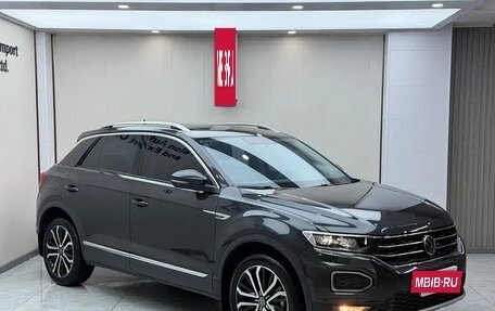 Volkswagen T-Roc I, 2023 год, 1 390 000 рублей, 3 фотография
