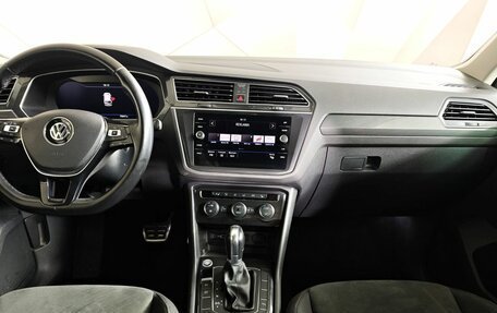 Volkswagen Tiguan II, 2018 год, 2 555 000 рублей, 15 фотография