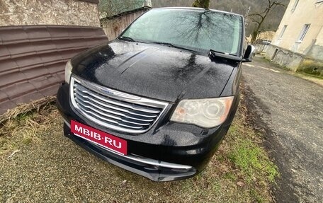 Chrysler Voyager IV, 2014 год, 1 880 000 рублей, 2 фотография