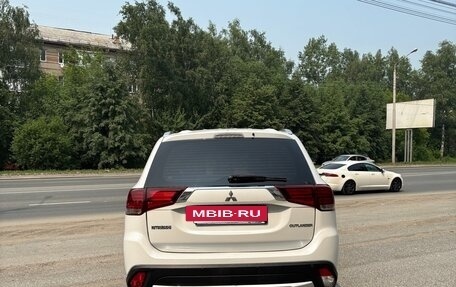 Mitsubishi Outlander III рестайлинг 3, 2015 год, 1 850 000 рублей, 8 фотография