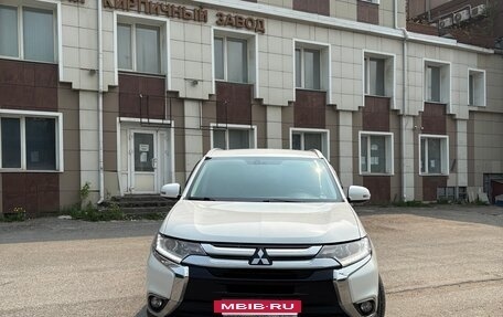 Mitsubishi Outlander III рестайлинг 3, 2015 год, 1 850 000 рублей, 2 фотография
