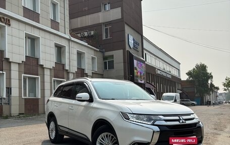 Mitsubishi Outlander III рестайлинг 3, 2015 год, 1 850 000 рублей, 4 фотография