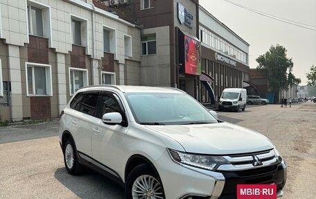 Mitsubishi Outlander III рестайлинг 3, 2015 год, 1 850 000 рублей, 3 фотография