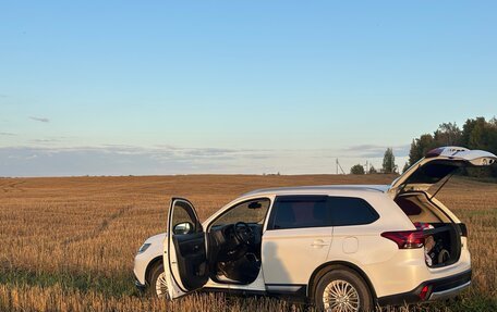 Mitsubishi Outlander III рестайлинг 3, 2015 год, 1 850 000 рублей, 18 фотография