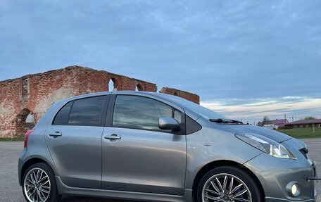 Toyota Yaris III рестайлинг, 2007 год, 900 000 рублей, 3 фотография