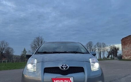 Toyota Yaris III рестайлинг, 2007 год, 900 000 рублей, 2 фотография