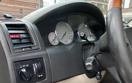 Chrysler 300C II, 2006 год, 1 390 000 рублей, 16 фотография