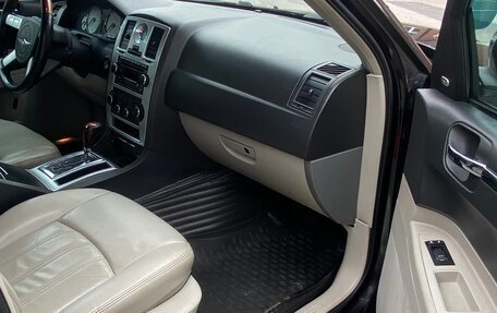Chrysler 300C II, 2006 год, 1 390 000 рублей, 21 фотография