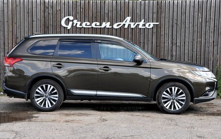 Mitsubishi Outlander III рестайлинг 3, 2019 год, 2 080 000 рублей, 6 фотография