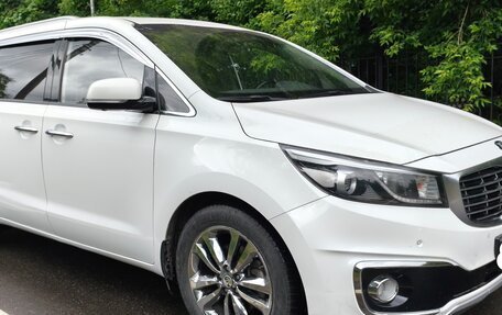 KIA Carnival III, 2017 год, 2 400 000 рублей, 2 фотография