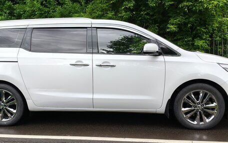 KIA Carnival III, 2017 год, 2 400 000 рублей, 3 фотография