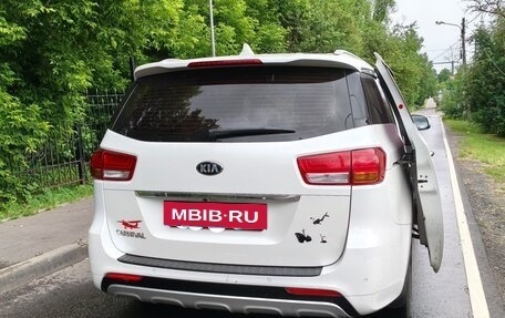 KIA Carnival III, 2017 год, 2 400 000 рублей, 5 фотография