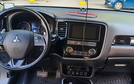 Mitsubishi Outlander III рестайлинг 3, 2018 год, 2 250 000 рублей, 15 фотография