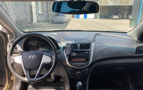 Hyundai Solaris II рестайлинг, 2012 год, 800 000 рублей, 5 фотография