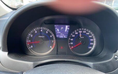 Hyundai Solaris II рестайлинг, 2012 год, 800 000 рублей, 6 фотография
