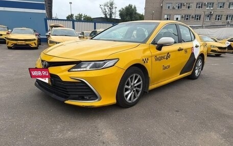 Toyota Camry, 2021 год, 1 650 000 рублей, 2 фотография