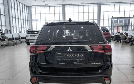 Mitsubishi Outlander III рестайлинг 3, 2018 год, 2 150 000 рублей, 6 фотография