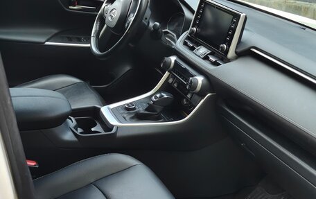 Toyota RAV4, 2019 год, 3 150 000 рублей, 8 фотография